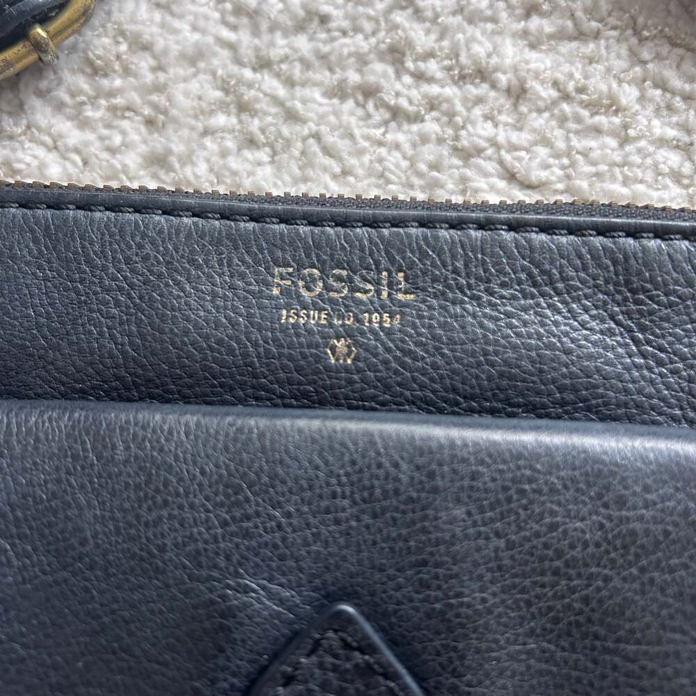 Fossil Black Leather Crossbody Bag with Front Pocket - Picture 2 of 8